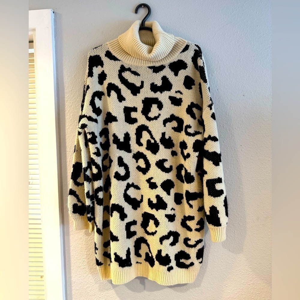 Blue B Oversized Cream Black Animal Print Turtleneck Sweater sz Medium Large